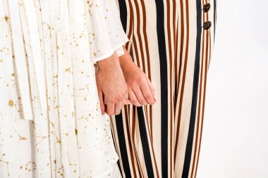 Genç kızların elleri birbirlerine karşı aynı cinsiyetin sevgisinin bir sembolü olarak nazikçe bağlanır. Eşcinsel evlilikleri ve LGBT topluluklarını destekleme kavramı