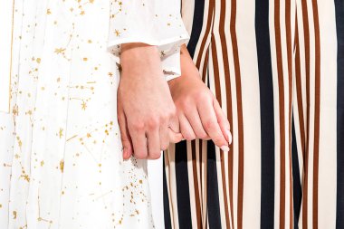 Genç kızların elleri birbirlerine karşı aynı cinsiyetin sevgisinin bir sembolü olarak nazikçe bağlanır. Eşcinsel evlilikleri ve LGBT topluluklarını destekleme kavramı