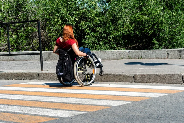 Una Giovane Donna Una Sedia Rotelle Fronte Marciapiede Alto Incrocio Immagine Stock