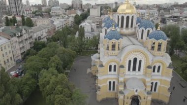 Ukrayna, Kiev 'in merkezindeki St. Volodymyr Katedrali. Hava görüntüleri 4k, 60 fps, drone, f-log, yaz