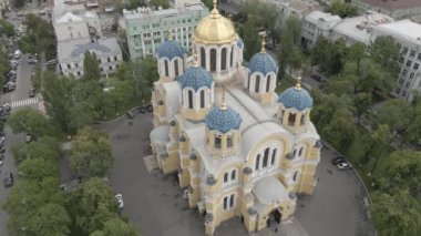 Ukrayna, Kiev 'in merkezindeki St. Volodymyr Katedrali. Hava görüntüleri 4k, 60 fps, drone, f-log, yaz