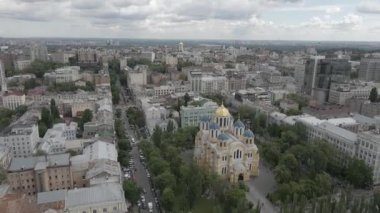 Ukrayna, Kiev 'in merkezindeki St. Volodymyr Katedrali. Hava görüntüleri 4k, 60 fps, drone, f-log, yaz