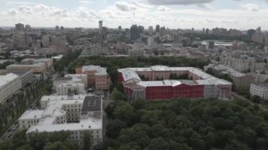 Taras Shevchenko Ukrayna, Kyiv Ulusal Üniversitesi. Hava görüntüleri 4k, 60 fps, drone, f-log, yaz, Taras Shevchenko Parkı