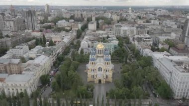 Ukrayna, Kiev 'in merkezindeki St. Volodymyr Katedrali. Hava görüntüleri 4k, 60 fps, drone, f-log, yaz