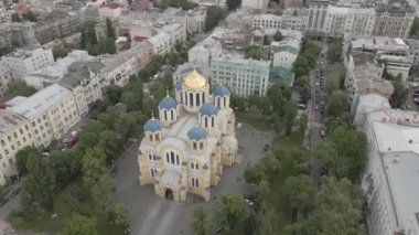 Ukrayna, Kiev 'in merkezindeki St. Volodymyr Katedrali. Hava görüntüleri 4k, 60 fps, drone, f-log, yaz
