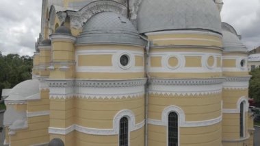 Ukrayna, Kiev 'in merkezindeki St. Volodymyr Katedrali. Hava görüntüleri 4k, 60 fps, drone, f-log, yaz