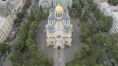 Ukrayna, Kiev 'in merkezindeki St. Volodymyr Katedrali. Hava görüntüleri 4k, 60 fps, drone, f-log, yaz