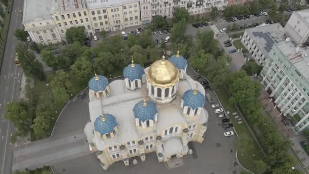 Ukrayna, Kiev 'in merkezindeki St. Volodymyr Katedrali. Hava görüntüleri 4k, 60 fps, drone, f-log, yaz — Stok video