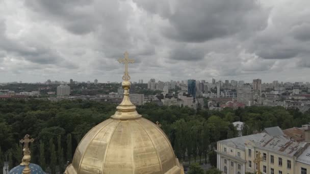 St Volodymyr's Cathedral in the centre of Kiev, Ukraine. Aerial footage 4k, 60 fps, drone, f-log, summer — Stock Video