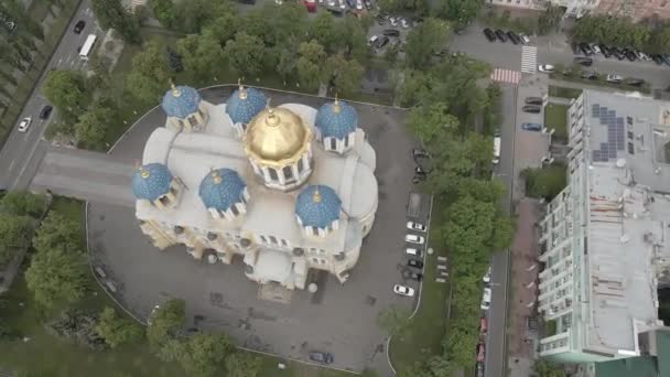 Catedral de San Volodymyr en el centro de Kiev, Ucrania. Imágenes aéreas 4k, 60 fps, dron, f-log, verano — Vídeo de stock