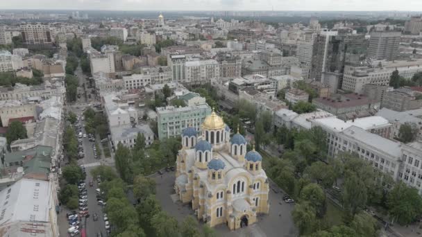 St Volodymyr's Cathedral in the centre of Kiev, Ukraine. Aerial footage 4k, 60 fps, drone, f-log, summer — Stock Video