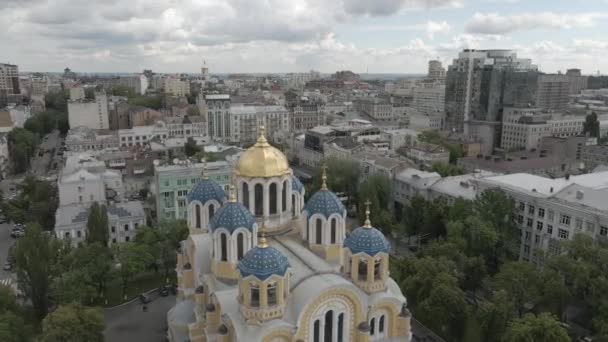 Ukrayna, Kiev 'in merkezindeki St. Volodymyr Katedrali. Hava görüntüleri 4k, 60 fps, drone, f-log, yaz — Stok video