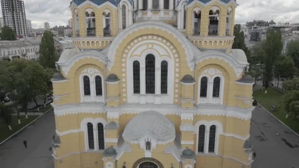 우크라이나 키예프의 중심부에 있는 성볼 로디 미르 성당이다. 공중 촬영 4k, 60 fps, 드론 , f-log, 여름 — 비디오