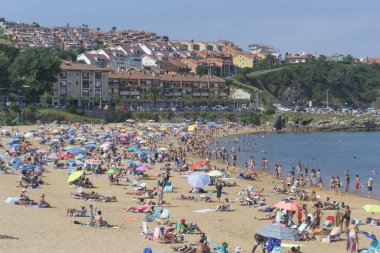 Luanco, Asturias sahilinin tadını çıkarıyorum.