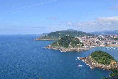 Bask Bölgesi 'nin dağlık İspanyol bölgesinde bulunan San Sebastin manzarası. La Concha Sahili ve Ondarreta Sahili ile tanınır. Sahile bakan manzaralı gezinti alanıyla ünlüdür.