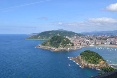 Bask Bölgesi 'nin dağlık İspanyol bölgesinde bulunan San Sebastin manzarası. La Concha Sahili ve Ondarreta Sahili ile tanınır. Sahile bakan manzaralı gezinti alanıyla ünlüdür.