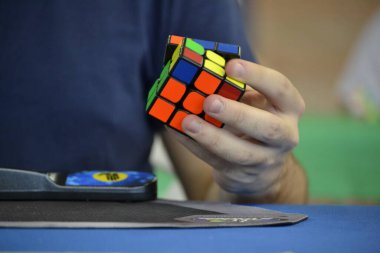 Madrid, İspanya 'da düzenlenen bir yarışmada Rubik Küpü. Rubik Küpü 1974 yılında Macar mimar Erno Rubik tarafından icat edildi..