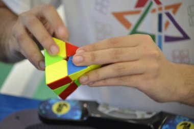 Madrid, İspanya 'da düzenlenen bir yarışmada Rubik Küpü. Rubik Küpü 1974 yılında Macar mimar Erno Rubik tarafından icat edildi..