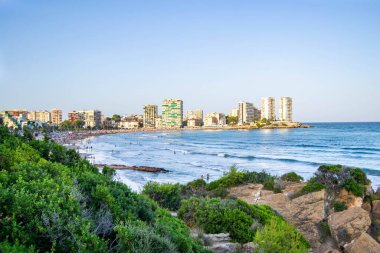 Castellon 'daki Oropesa del Mar plajı. Akdeniz 'i görebiliyoruz..