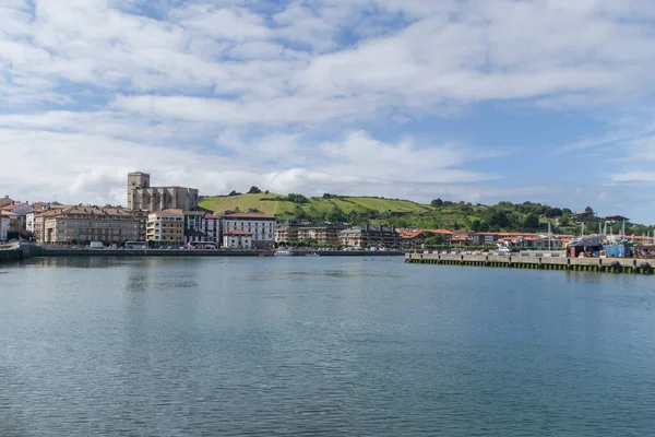 ズマイア バスク地方のカンタブリア海と緑の自然の眺めスペイン 地域のフラッシュと一緒に — ストック写真