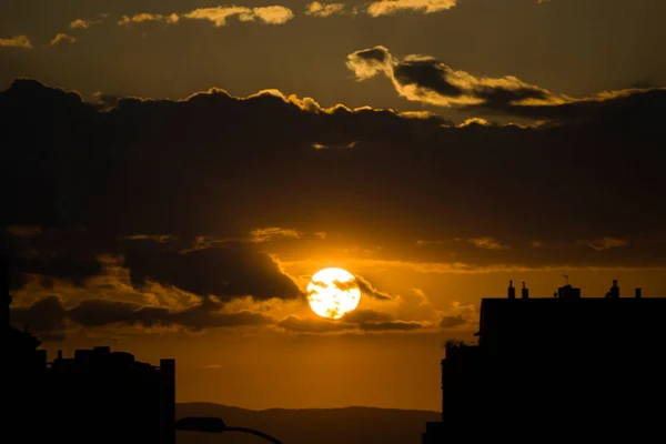 Закат Лампа Небом Высокими Облаками Покидают Красочное Небо Мадриде Испания — стоковое фото