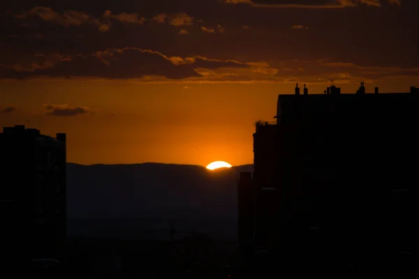 Sonnenuntergang Und Lampe Mit Himmel Mit Hohen Wolken Verlassen Diesen — Stockfoto