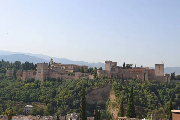 Mirador San Nicols俯瞰安达卢西亚格拉纳达的Alhambra 我们还可以看到内华达山脉的皮科韦莱塔 — 图库照片