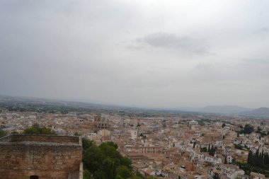 Mirador de San Nicolas Granada, Endülüs 'teki Alhambra' ya bakıyor. Sierra Nevada 'daki Pico Veleta' yı da görebiliyoruz..