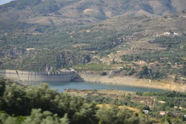 Endülüs, İspanya 'nın Granada kenti yakınlarındaki bataklıkta su var.