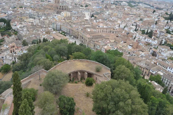 Mirador San Nicolas俯瞰安达卢西亚格拉纳达的Alhambra 我们还可以看到内华达山脉的皮科韦莱塔 — 图库照片