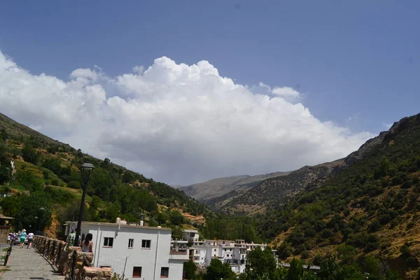 トレヴェレスはグラナダの村です トレヴェレス川が村を流れている 彼らはAlpujarras地域の西部に位置しています スペインで最も高い山の2つ — ストック写真