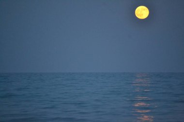 Cold. Moon. Super full moon with dark background. Spain. Europe. Photo. 15. December. 2024. Supermoon. Eclipse. Stars. Night. Conjunction. Alignment. Mars. Jupiter. Uranus. Neptune. Venus. Saturn.
