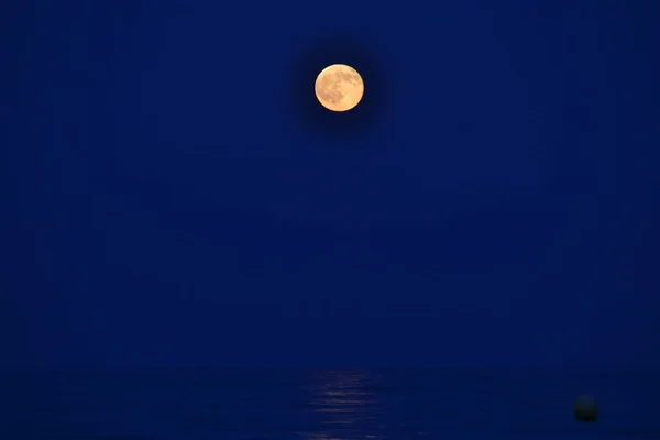 Moon Rising Horizon Mediterranean Sea Hunter Moon Super Full Moon — स्टॉक फोटो, इमेज