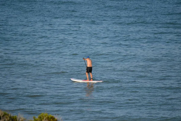 Surfista Remando Pie Sobre Tabla Con Remo Agua Del Mar — Foto de Stock