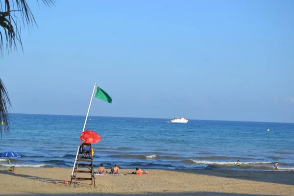 西班牙卡斯特林的奥罗佩萨德尔马海滩上阳光灿烂的下午 — 图库照片