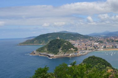 Bask Bölgesi 'nin dağlık İspanyol bölgesinde bulunan San Sebastin manzarası. La Concha Sahili ve Ondarreta Sahili ile tanınır. Sahile bakan manzaralı gezinti alanıyla ünlüdür.