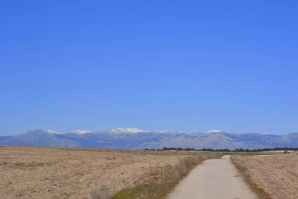 Sierra Madrid Sněhem Vrcholu Suchým Polem Španělsku — Stock fotografie