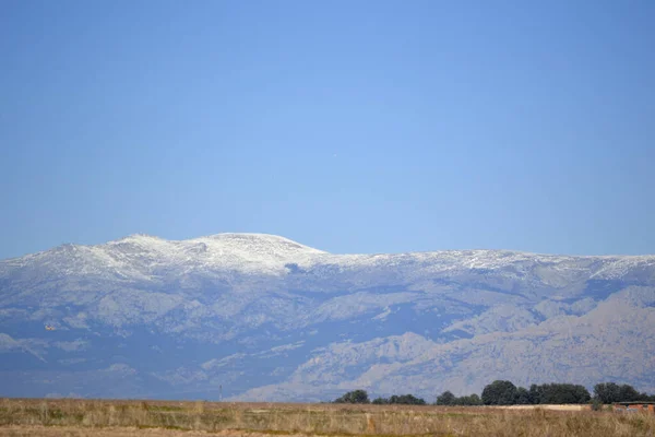 Sierra Madrid Sněhem Vrcholu Suchým Polem Španělsku — Stock fotografie