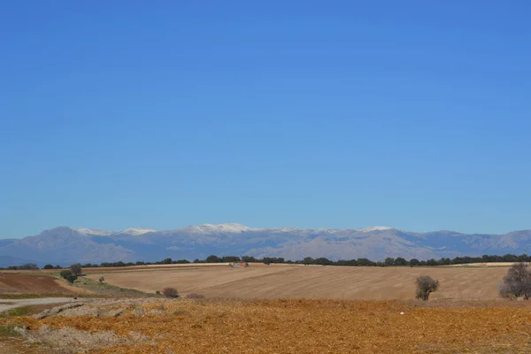 Sierra Madrid Χιόνι Στην Κορυφή Του Και Ένα Ξηρό Πεδίο — Φωτογραφία Αρχείου