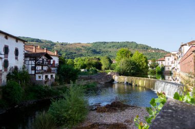 Elizondo, İspanya 'da Baztn veya Bidasoa Nehri' nin her iki yakasında, Baztn Vadisi 'nin merkezinde, Navarra Foral Community' de yer alan bir kasabadır.