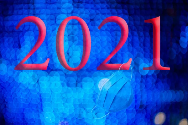 2021 텍스트에는 효과가 일회용푸른 마스크가 초점이 배경으로 2021 — 스톡 사진