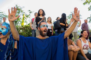 MADRID, SPAIN - 9 Ekim 2019: Ulusal Doğa Bilimleri Müzesi önünde düzenlenen Madrid İsyanı Eylemi.