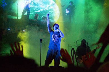 MADRİD, İSPAN 7 Aralık 2019 İklime Karşı Gösteri Yürüyüşü. Macaco olarak bilinen şarkıcı Daniel Carbonell de las Heras, turnenin sonunda Paseo de la Castellana 'da bir konserde
