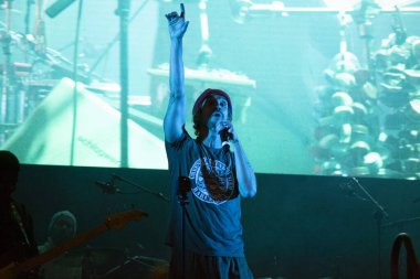 MADRİD, İSPAN 7 Aralık 2019 İklime Karşı Gösteri Yürüyüşü. Macaco olarak bilinen şarkıcı Daniel Carbonell de las Heras, turnenin sonunda Paseo de la Castellana 'da bir konserde