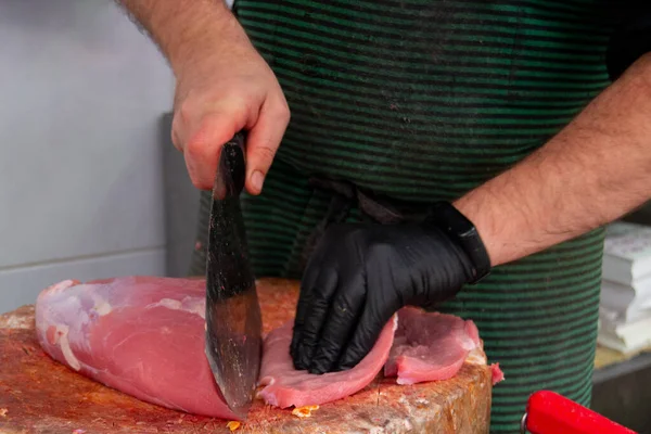 Metzger Schneidet Ein Stück Fleisch Auf Die Holzplanke Und Schneidet — Stockfoto