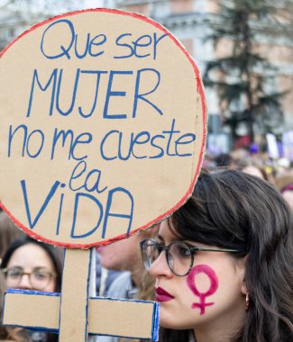 MADRID, SPAIN - 8 Mart 2020 Madrid sokaklarında yürüyüş. 8 Mart 'ta Madrid sokaklarında protestocular