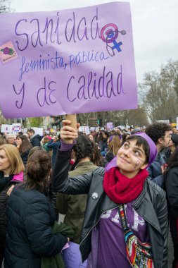 MADRID, SPAIN - 8 Mart 2020 Madrid sokaklarında yürüyüş. 8 Mart 'ta Madrid sokaklarında protestocular