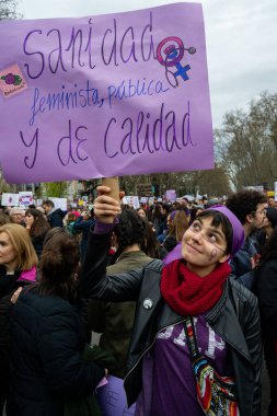 MADRID, SPAIN - 8 Mart 2020 Madrid sokaklarında yürüyüş. 8 Mart 'ta Madrid sokaklarında protestocular