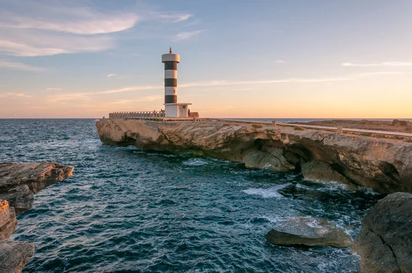 Colonia de Sant Jordi deniz fenerinde gün batımında. Arka planda Cabrera adası. Akdeniz, Mallorca Adası, İspanya