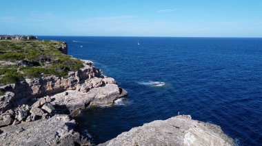 İspanya 'nın batımında Mallorca adasındaki kayalık bir körfezin havadan görünüşü